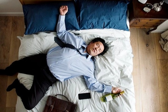 Chồng cả tháng không ăn cơm nhà, tôi cay đắng chấp nhận sự thật