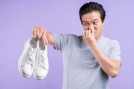 4 cách đơn giản khử mùi hôi giày