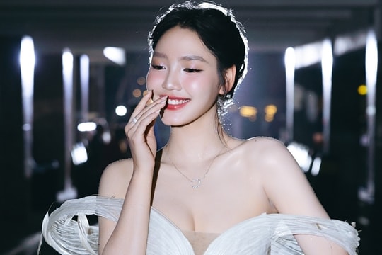 Người đẹp 18 tuổi đóng phim Tết của Trường Giang