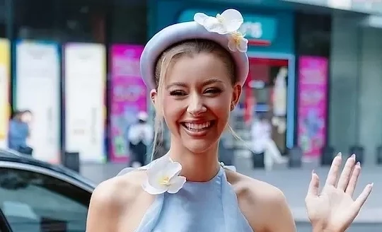 Hoa hậu Mỹ chơi đập niêu, gói bánh chưng