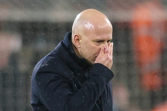 Arne Slot đổ lỗi cho gió lớn sau trận thua Bournemouth