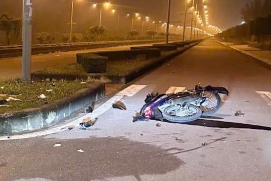 Ba thanh niên tử vong cạnh xe máy trên đường ở Quảng Trị