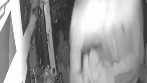 Phụ xe bị ba người tấn công trên ôtô khách