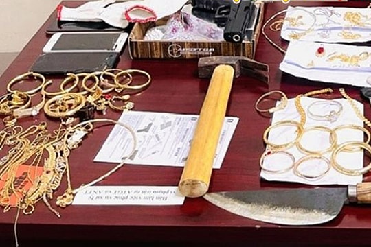 Hai sinh viên, công nhân nợ nần rủ nhau đi cướp tiệm vàng