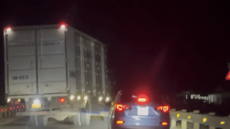 Tài xế chở container 'thuốc lá lậu nhiều kỷ lục' lạng lách trốn cảnh sát