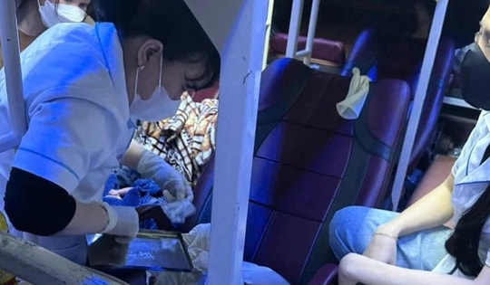 Hy hữu sản phụ mang song thai “vượt cạn” trên xe khách đường dài