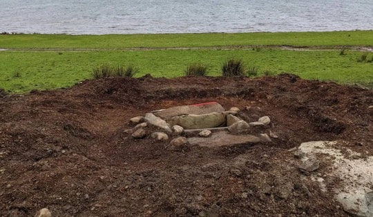 Đang cày ruộng, người nông dân đào trúng ngôi mộ cổ