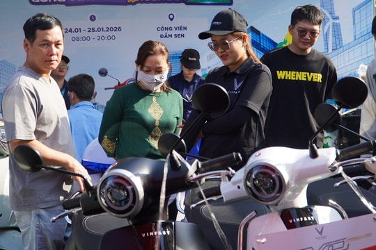 Người dùng TP HCM hào hứng trải nghiệm, quyết định lên đời xe điện VinFast ngay trong ngày