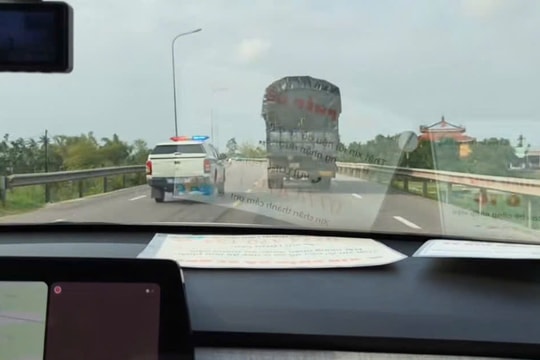 Cảnh sát giao thông dùng xe đặc chủng đưa sản phụ đi cấp cứu kịp thời