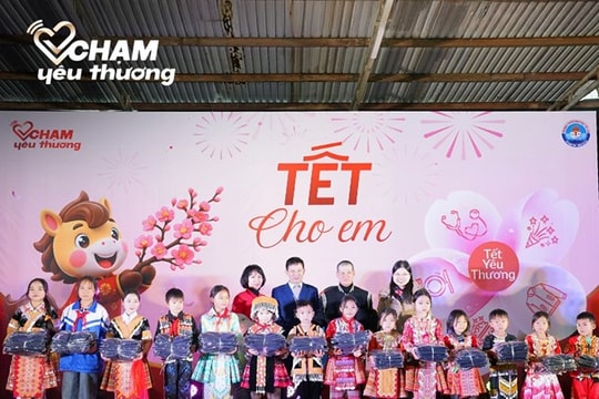 Hơn 400 học sinh vùng cao Trạm Tấu đón Tết sớm cùng Quỹ Chạm Yêu Thương