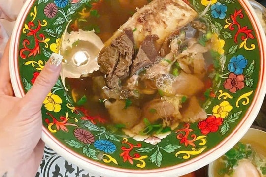 Món phở bò "khổng lồ" phục vụ trong chiếc bát sứ giá 3 triệu đồng ở Hà Nội