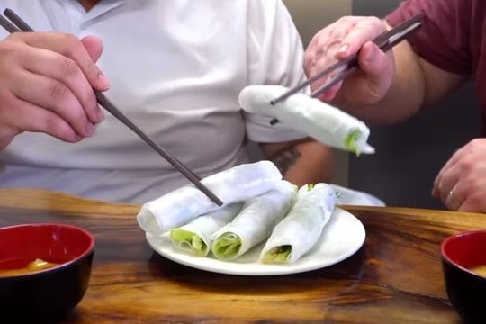 Chàng trai Mỹ ở Việt Nam 8 năm, dẫn bạn Việt kiều đi ăn phở "phiên bản lạ"