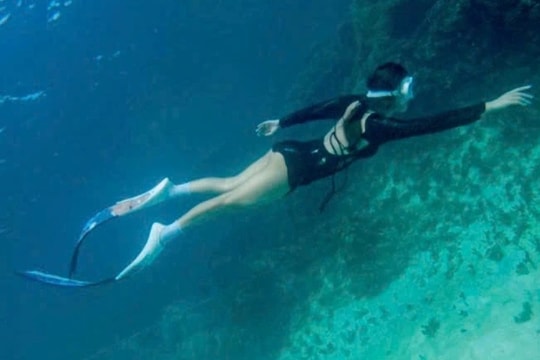 Tiên cá quyến rũ bơi cùng cá mập từng đối mặt sự cố chết người