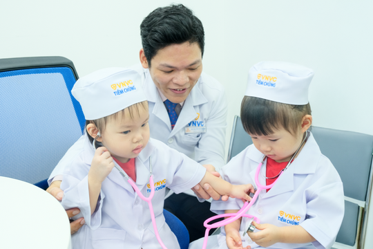 Trẻ mầm non học làm bác sĩ, điều dưỡng