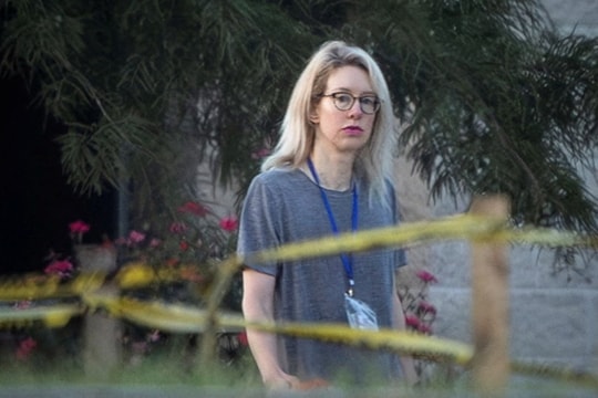 Nữ tỷ phú lừa đảo muốn ra tù sớm