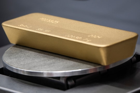 Giá vàng thế giới vượt 5.000 USD