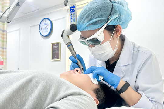 Tách đáy sẹo kết hợp laser chữa tổn thương do mụn