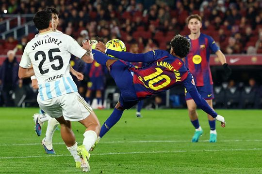 Yamal lập siêu phẩm móc bóng cho Barca