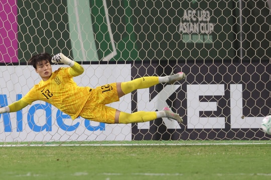 Thủ môn Hàn Quốc gây sóng gió cho ban huấn luyện sau trận thua Việt Nam