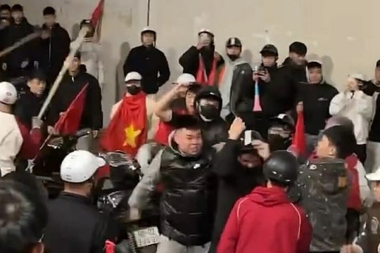 Năm thanh niên dàn cảnh xô ngã thiếu nữ 'đi bão' để sàm sỡ