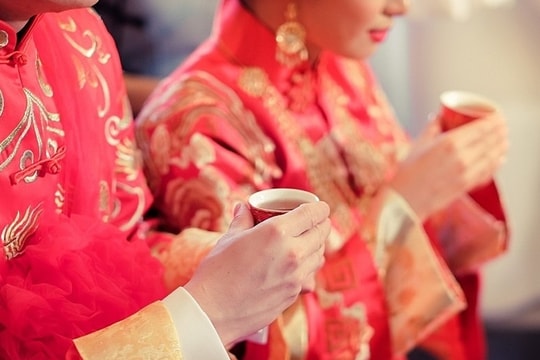 Hủy hôn vì bạn trai nhắn tin với tình cũ, cô gái bị kiện đòi tiền sính lễ