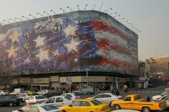 Iran tung tranh tàu sân bay đẫm máu, đe dọa Mỹ 'gieo gió gặt bão'