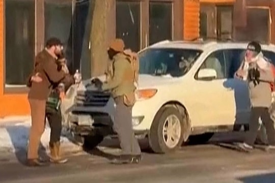 Phút hỗn loạn trước khi đặc vụ liên bang bắn 10 phát vào công dân Mỹ