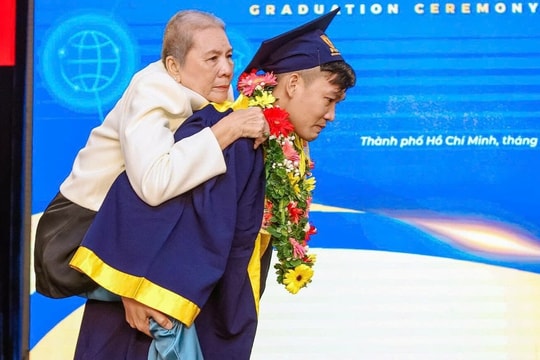 Chàng trai cõng mẹ ung thư lên nhận bằng tốt nghiệp xuất sắc