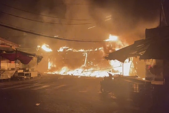 Cháy 4 căn nhà trong chợ ở TP HCM