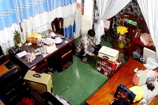 Trộm tiền mừng cưới để 'bao' người yêu mua trang sức vàng