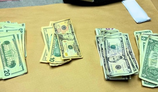 Người đàn ông sốc nặng khi thấy tiền mặt rơi rải rác khắp sân nhà