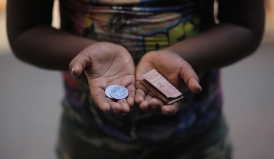 Người phụ nữ ăn xin kiếm được 71 triệu trong 6 tuần, sở hữu nhiều đất đai