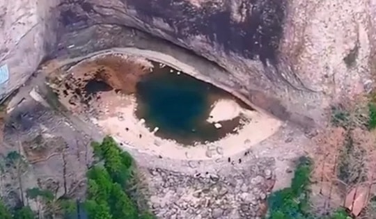 "Mắt rồng" bí ẩn bất ngờ xuất hiện giữa vách đá