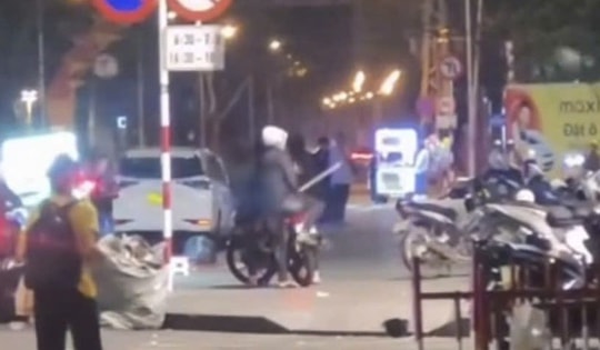 Clip: Hỗn chiến gây náo loạn trung tâm Nha Trang