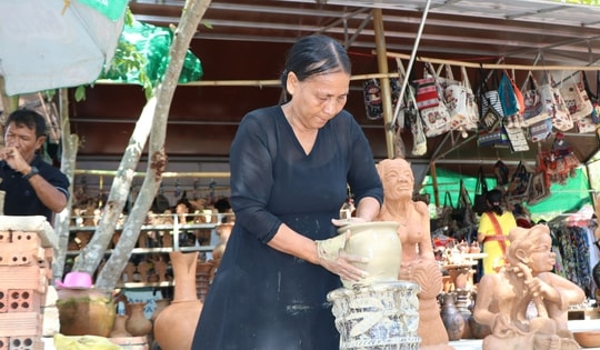 Độc đáo nghề 'làm bằng tay, xoay bằng mông' của người Chăm ở Khánh Hòa