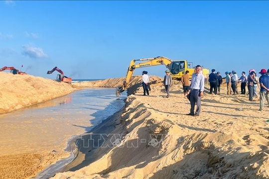 Ngư dân gặp khó khi cửa biển Lý Hòa bị bồi lấp