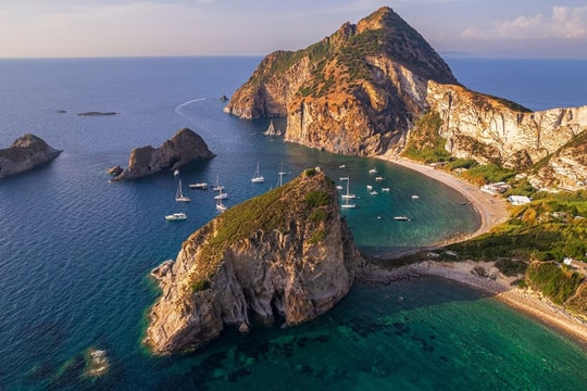 Khám phá hòn đảo thiên đường 'không dấu chân người' ở Italy