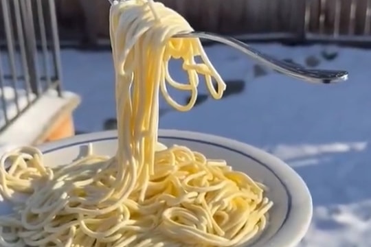 Chiếc nĩa lơ lửng khi trời lạnh -29 độ C hút 10 triệu người xem