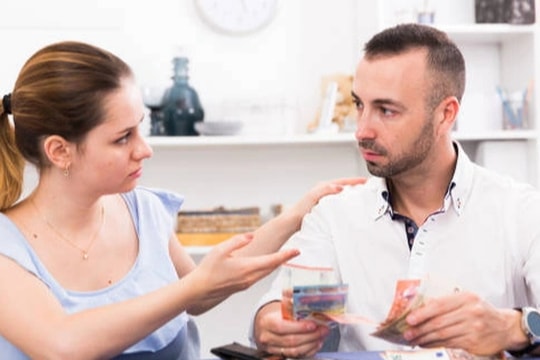 Nghe bạn được chồng giàu “thưởng tiền”, vợ về đòi tôi trả lương tháng 13