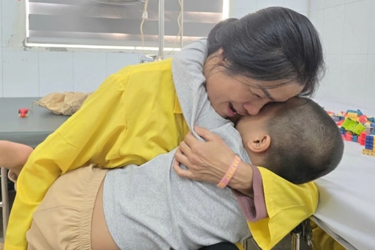 Mẹ ung thư: "Em không còn nhiều thời gian, khẩn cầu các bác thương cháu!”