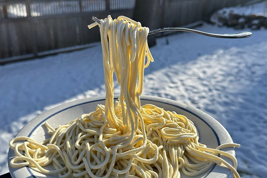 Video nĩa mì Ý lơ lửng giữa trời 'gây sốt'