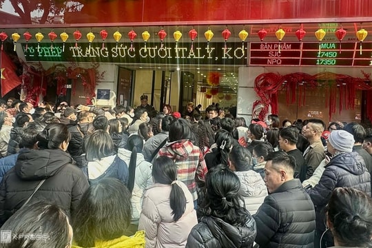 Xếp hàng chờ mua bạc 'trên giấy'