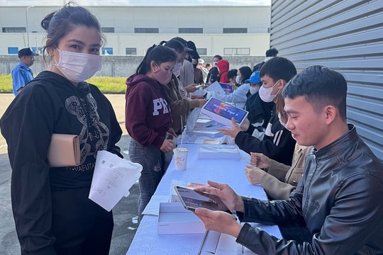 Công ty ở Quảng Ngãi tặng hơn 5.000 máy tính bảng cho công nhân