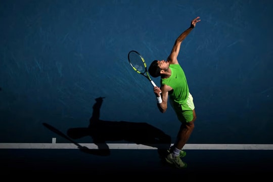 Alcaraz lợi hại hơn thế nào khi 'sao chép' cú giao của Djokovic