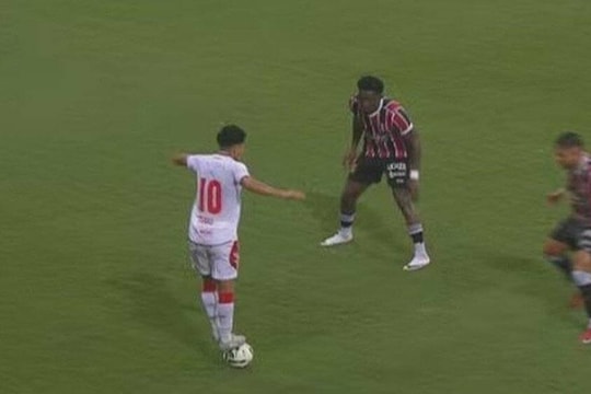 Neymar bênh cầu thủ bị phạt vì 'dẫm lên bóng'