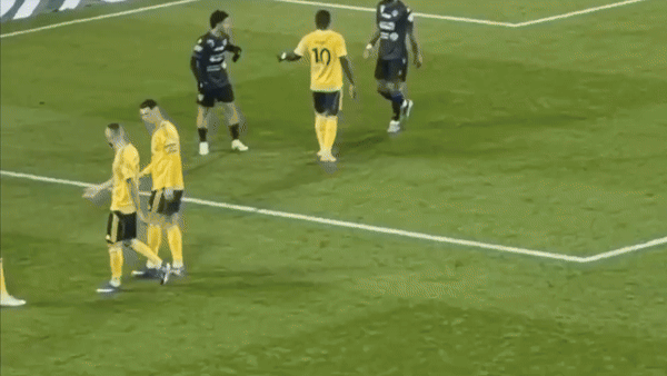 Ronaldo bị mắng vì tranh sút phạt