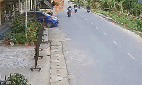 Ôtô lao từ ngõ ra đường gây tai nạn cho hai người đi xe máy