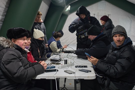 Người Ukraine dựng lều trong nhà, nướng gạch để sưởi ấm