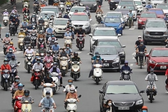 Nên xử phạt xe máy, ôtô 'rùa bò' cản đường nội thành