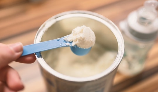 Bộ Y tế cảnh báo, yêu cầu dừng bán 5 loại sữa ngoại nghi nhiễm độc tố